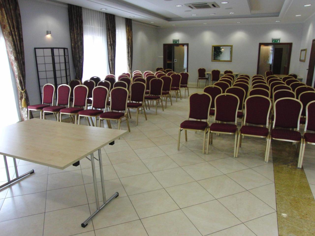 Hotel Dworek*** Skierniewice Buitenkant foto