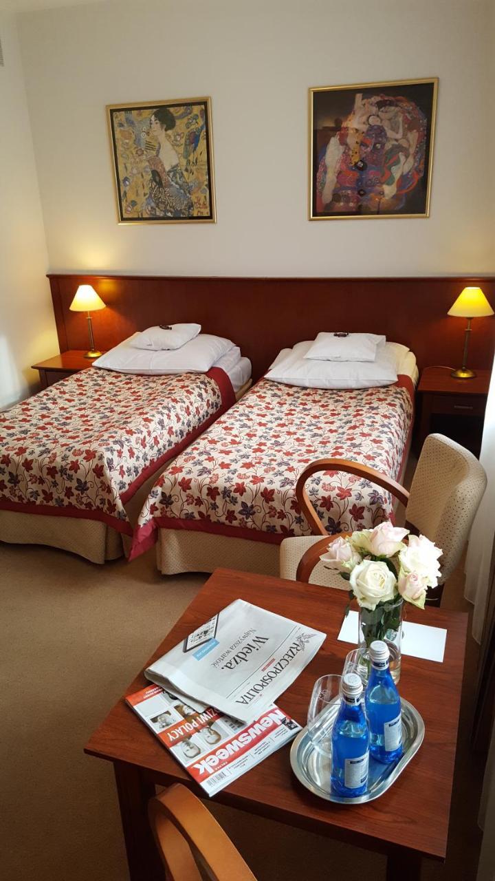 Hotel Dworek*** Skierniewice Buitenkant foto