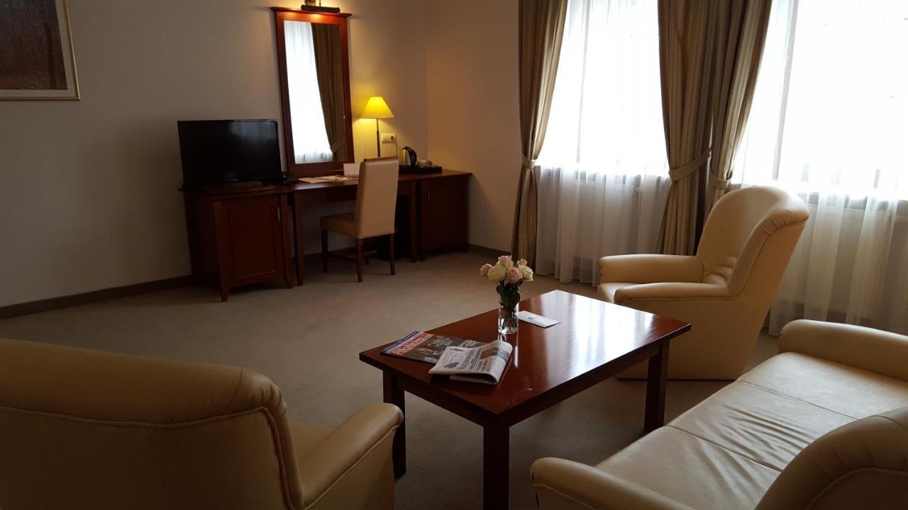 Hotel Dworek*** Skierniewice Buitenkant foto